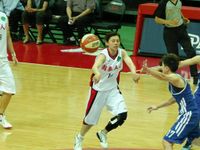 國泰人壽女子籃球隊球員楊雅惠傳球照片。
