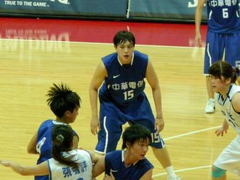 台元女子籃球隊與中華電信女子籃球隊激烈戰況。